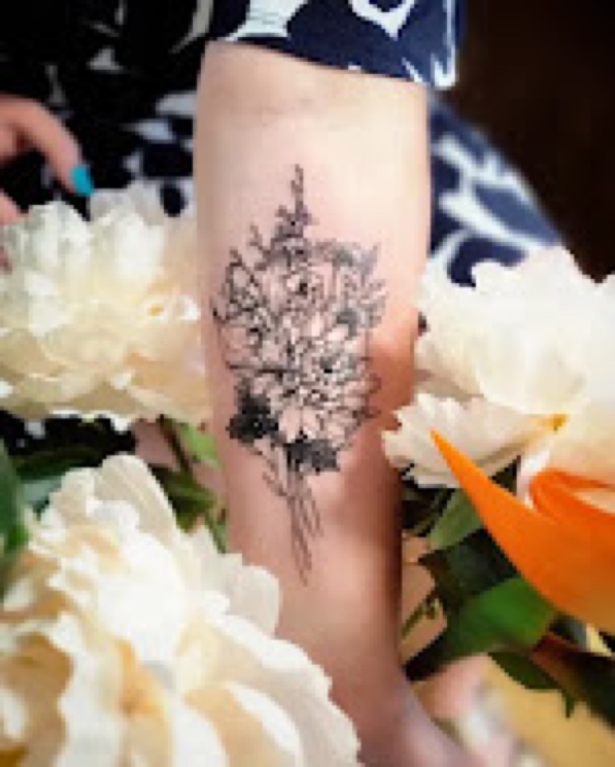 Tatouage bouquet de fleurs en couleur, Phanpy Ink