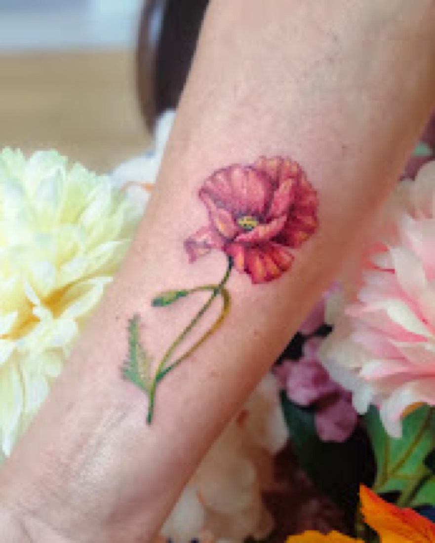 Tatouage coquelicot en couleur, Phanpy Ink, Villefranche-sur-Saône