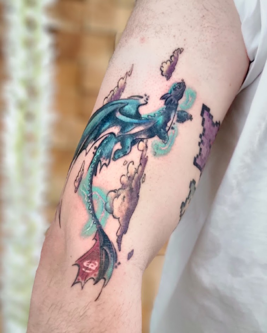 Tatouage dragon en noir et gris par Erika, Phanpy Ink