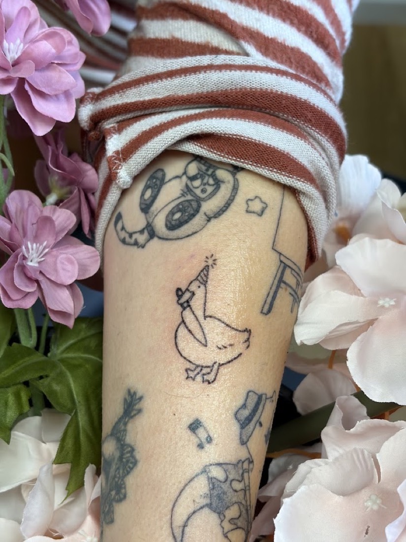 Tatouage fine line sur le bras, noir et gris, Phanpy Ink