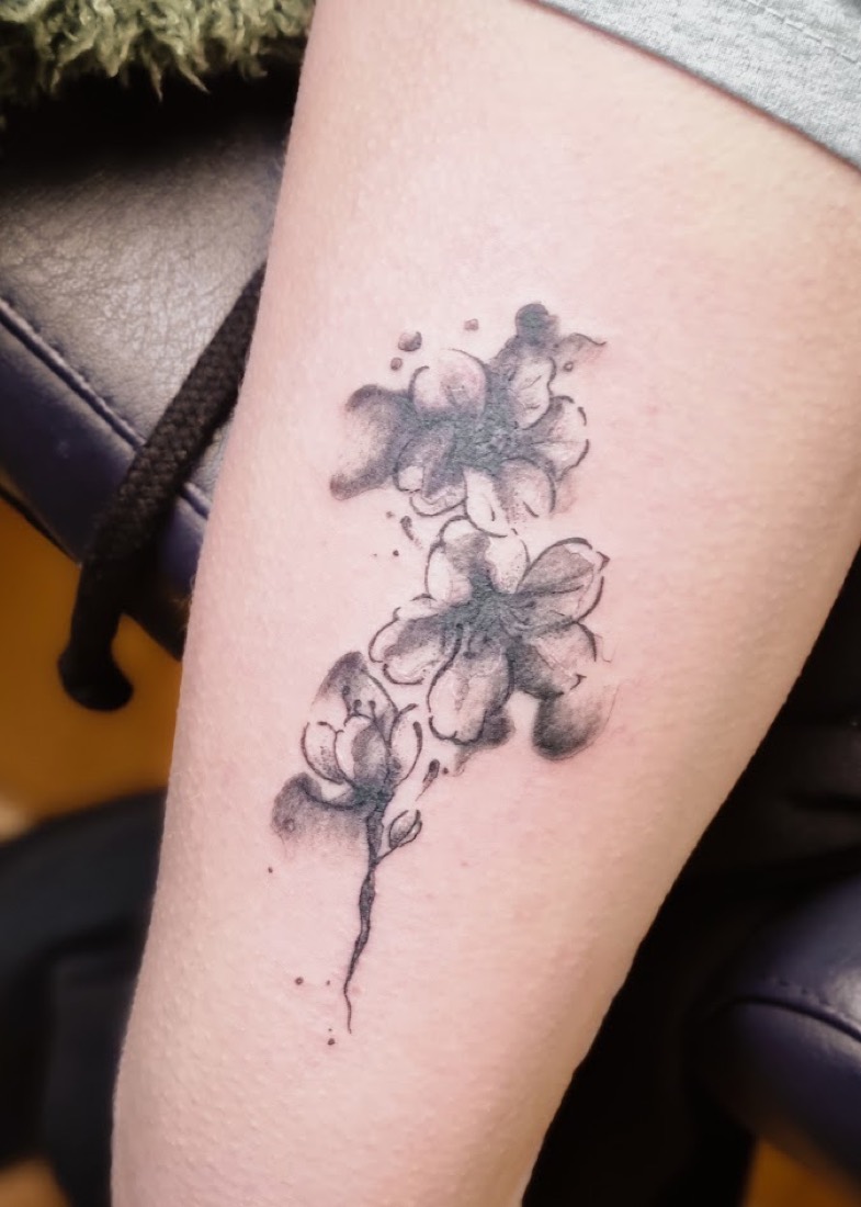 Tatouage fleur en noir et gris, ombrages doux, Phanpy Ink
