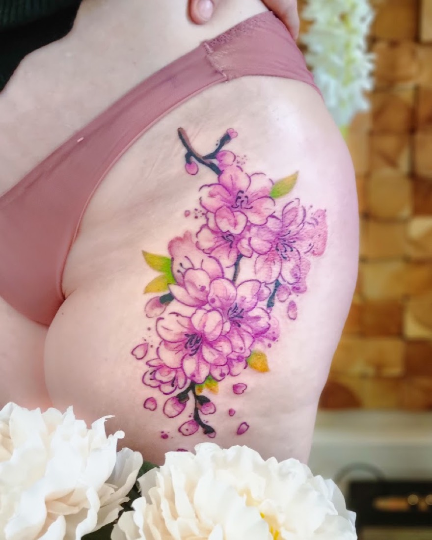 Tatouage Fleurs de cerisier réalisé par Erika, Phanpy Ink, Villefranche-sur-Saône