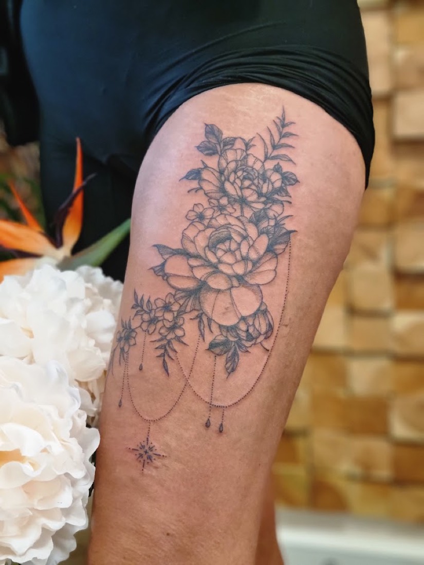 Tatouage Fleurs réalisé par Erika, Phanpy Ink, Villefranche-sur-Saône