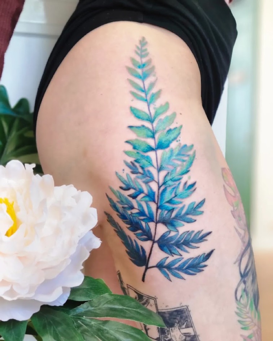 Tatouage fougère en noir et gris, végétal, Phanpy Ink