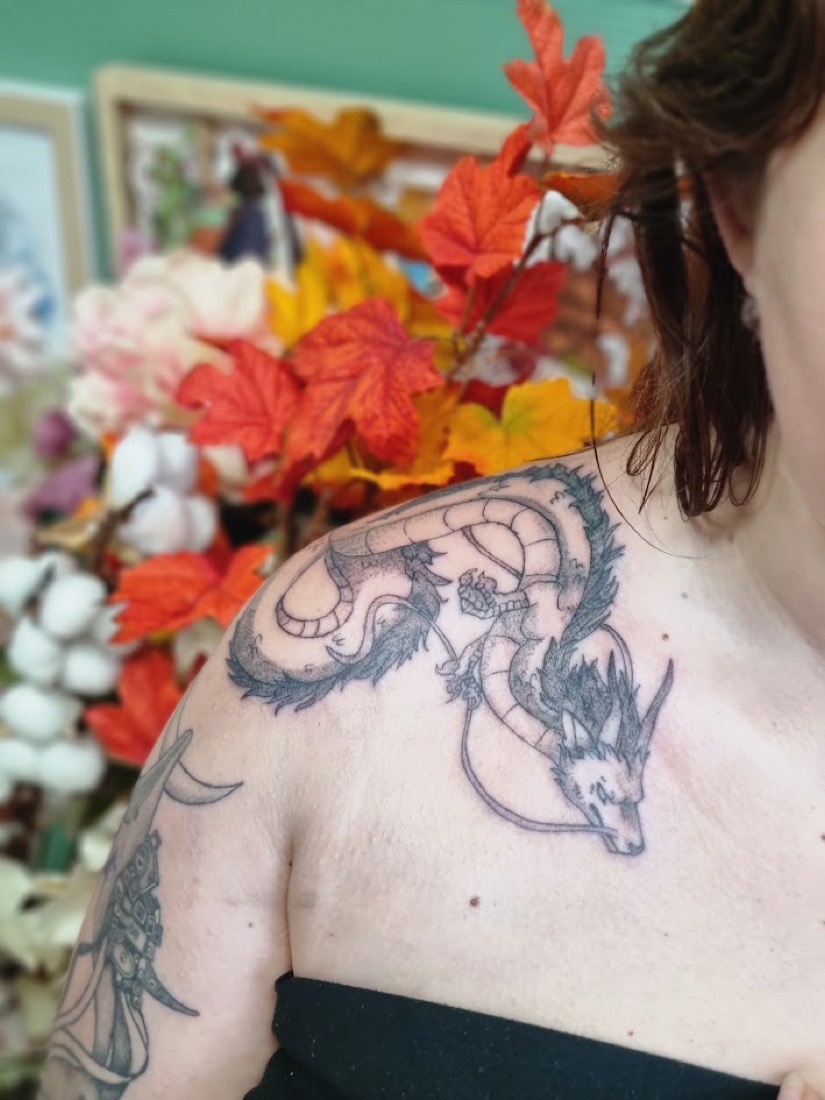 Tatouage Haku, Le Voyage de Chihiro, en noir et gris, Phanpy Ink