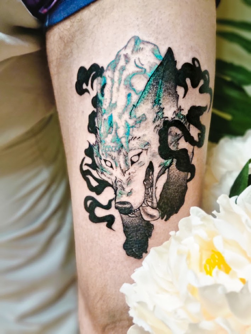 Tatouage loup en noir et gris, Phanpy Ink, Villefranche-sur-Saône