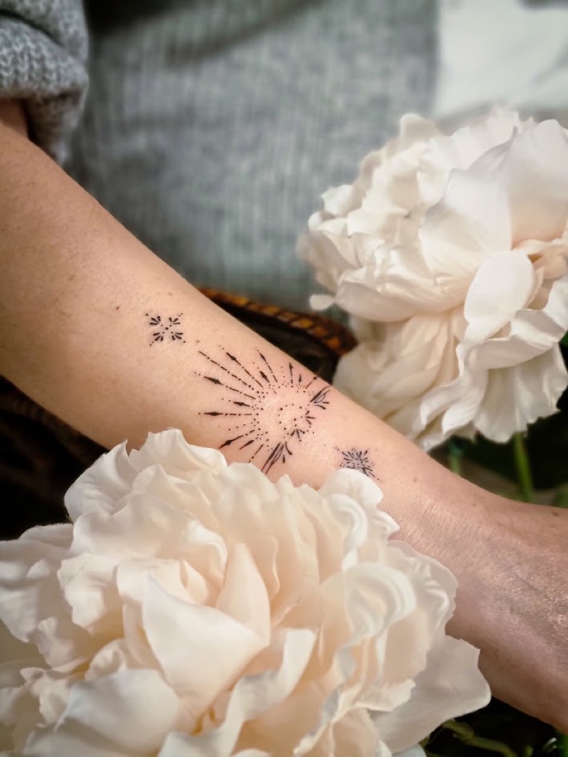 Tatouage ornemental en noir et gris par Erika, Phanpy Ink