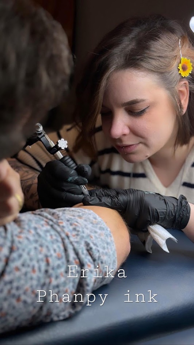 Erika, tatoueuse Phanpy Ink, en train de tatouer au studio Ikigai